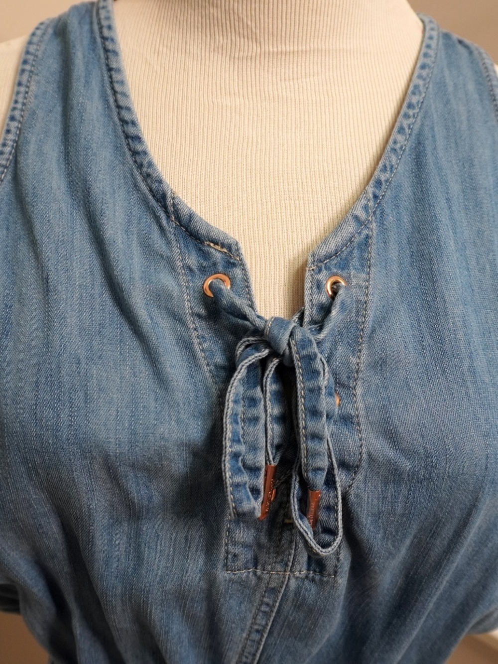 CALVIN KLEIN Lyocell Chambray DENIM BLUE Lace-Up Crop Top with Open Back - Picture 2 of 5